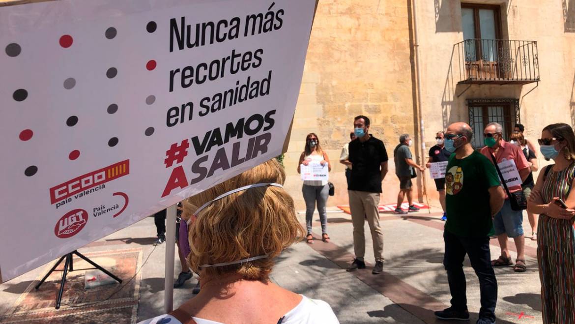 Apoyo municipal a la concentración convocada por UGT y CC OO en Elche para reforzar los servicios públicos y “salir adelante”