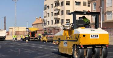 El asfaltado de un solar de 5.000 metros en las instalaciones deportivas de Torrellano allana el camino para construir el nuevo colegio La Paz