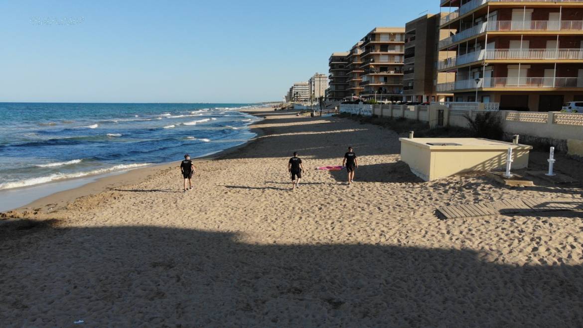 La noche de San Juan transcurre sin incidentes en las playas ilicitanas