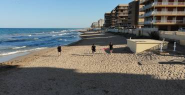 La noche de San Juan transcurre sin incidentes en las playas ilicitanas