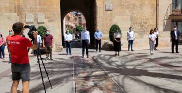 Representantes de la Corporación Municipal cierran el luto oficial con un minuto de silencio en la Plaza de Baix