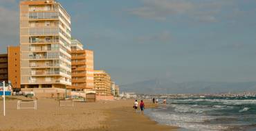 La Generalitat abre el plazo para aspirar a las mil plazas de operadores para controlar la seguridad en las playas ante el COVID-19