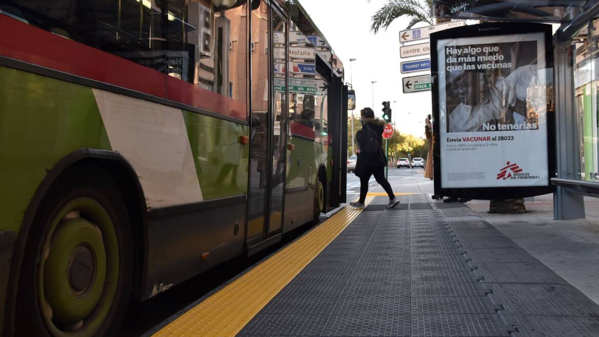 Movilidad concluye las obras de accesibilidad en 23 paradas de autobuses de Elche para garantizar un mejor servicio a los usuarios