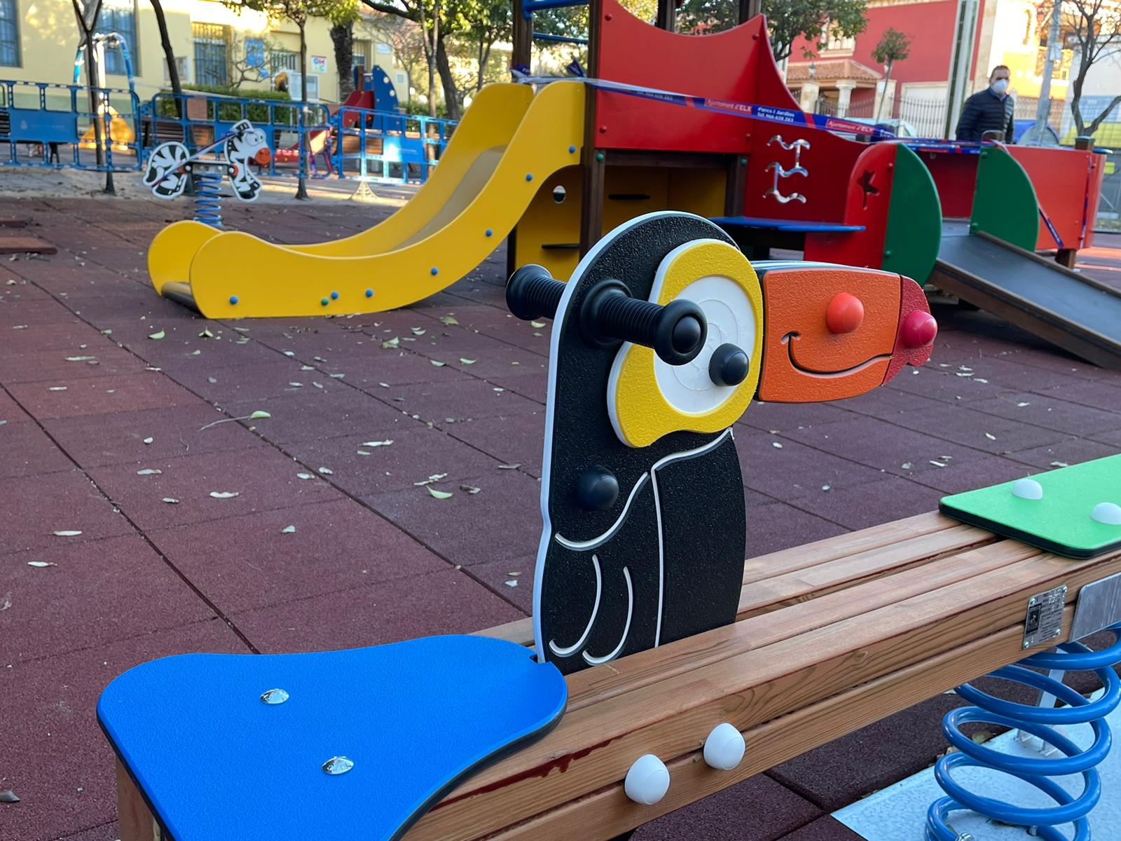 El Ayuntamiento sigue con su plan de modernización de los juegos infantiles actuando en la plaza Maestro Cutillas de Torrellano