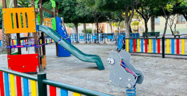 El Ayuntamiento sigue con su plan de modernización de los juegos infantiles actuando en la plaza Maestro Cutillas de Torrellano