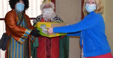 La Escuela Infantil Municipal Rosa Fernández recibe al rey Melchor a caballo