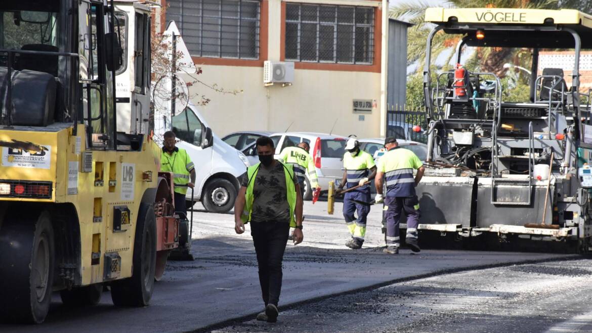 El Ayuntamiento de Elche continúa con su plan de mejora de asfaltado en las pedanías de Atzavares y El Derramador