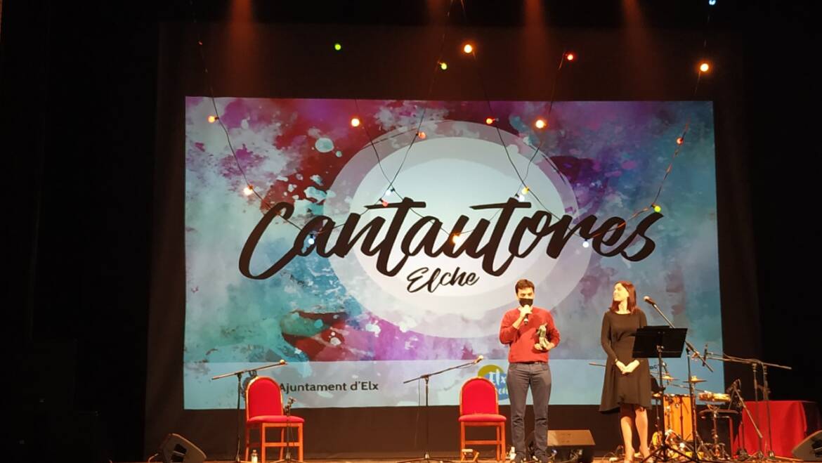 El cantante gaditano Fernando Macías gana el certamen de cantautores de Elche