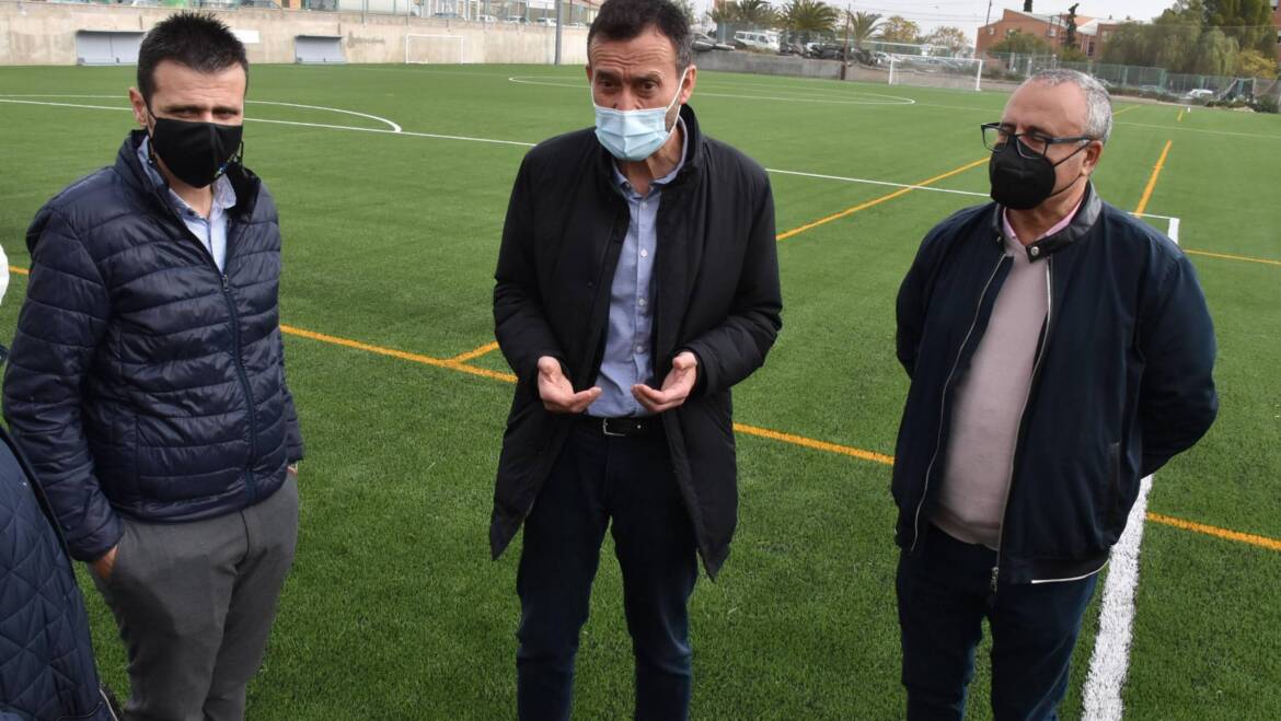 L’Ajuntament finalitza les obres de substitució de la gespa artificial al camp de futbol del poliesportiu de Carrús