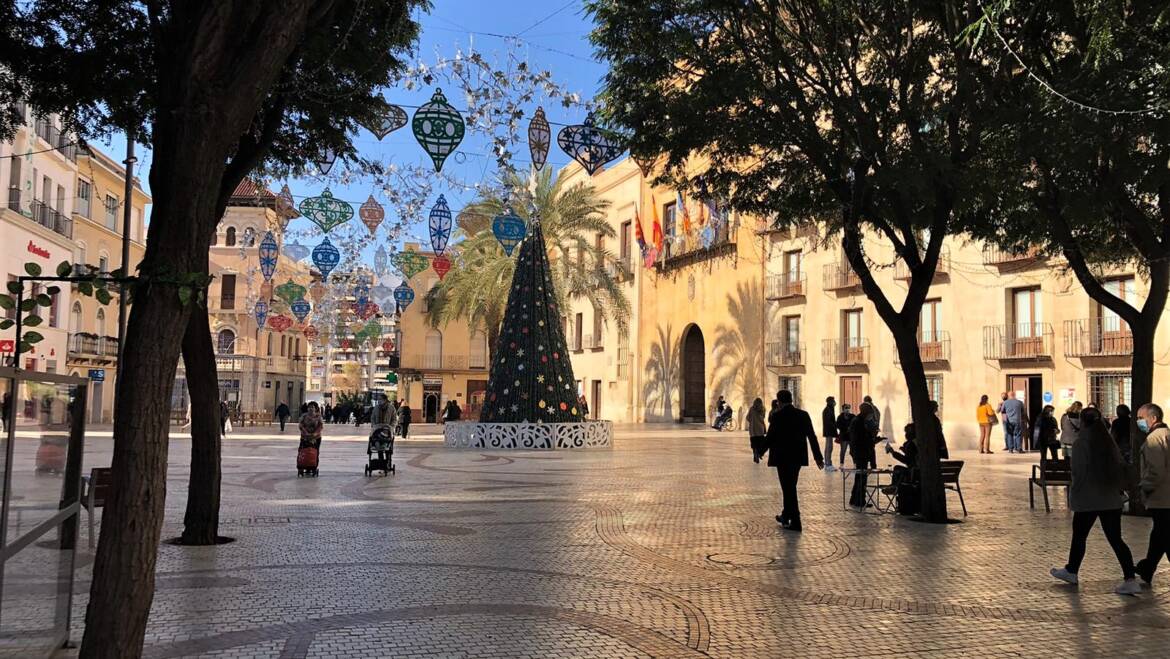 El Ayuntamiento cerrará la Plaça de Baix en Nochevieja para evitar posibles fiestas y aglomeraciones