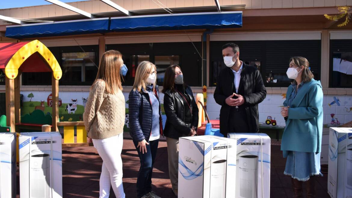 El Ayuntamiento entrega 35 purificadores que se suman a los 390 que la Generalitat ha repartido entre los centros docentes de Elche