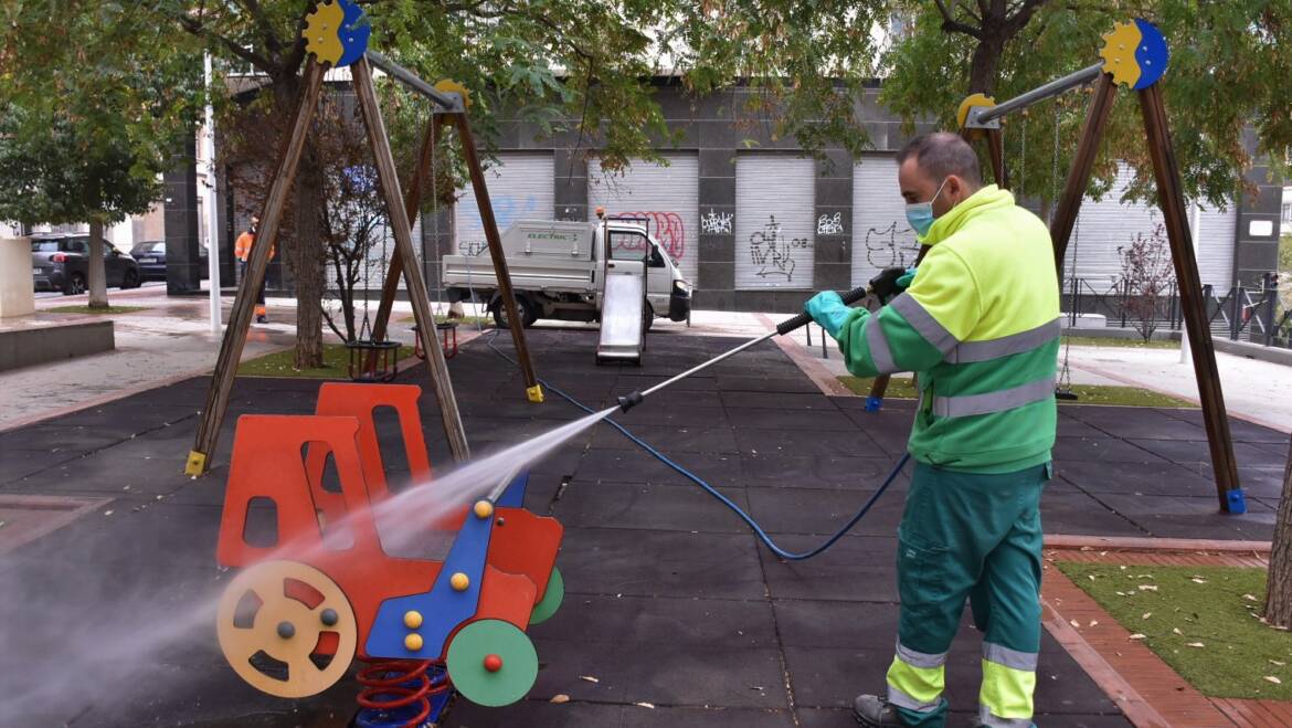 El Ayuntamiento comienza reabrir los juegos infantiles tras su limpieza