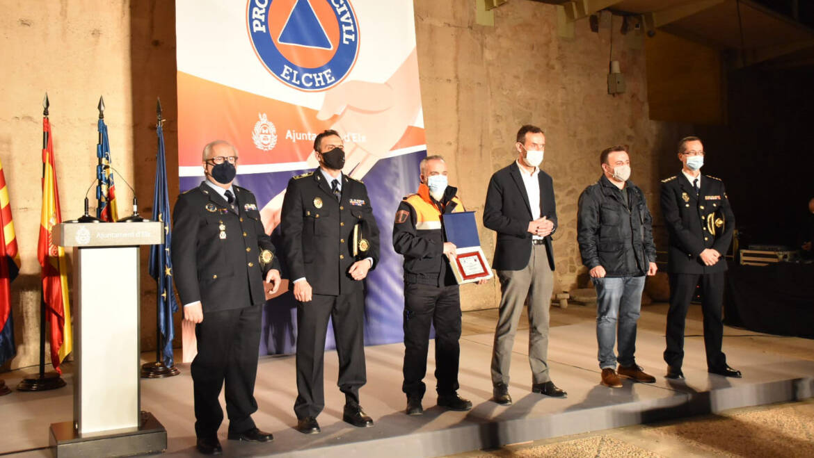 El Ayuntamiento de Elche rinde homenaje a los voluntarios de Protección Civil con un acto de reconocimiento a su labor
