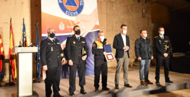El Ayuntamiento de Elche rinde homenaje a los voluntarios de Protección Civil con un acto de reconocimiento a su labor