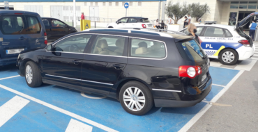 La Policía Local de Elche investiga el uso fraudulento de aparcamientos para discapacitados e interviene una tarjeta falsa