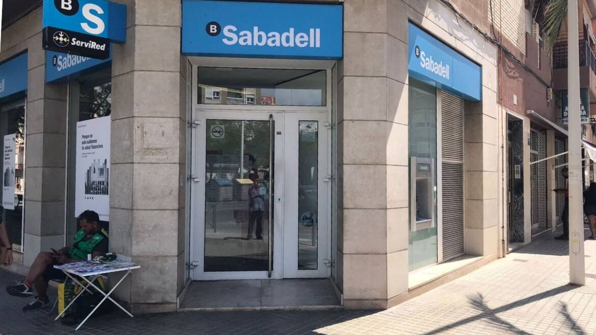L’alcalde planteja al banc Sabadell que reconsidere el tancament de l’oficina de l’Altet