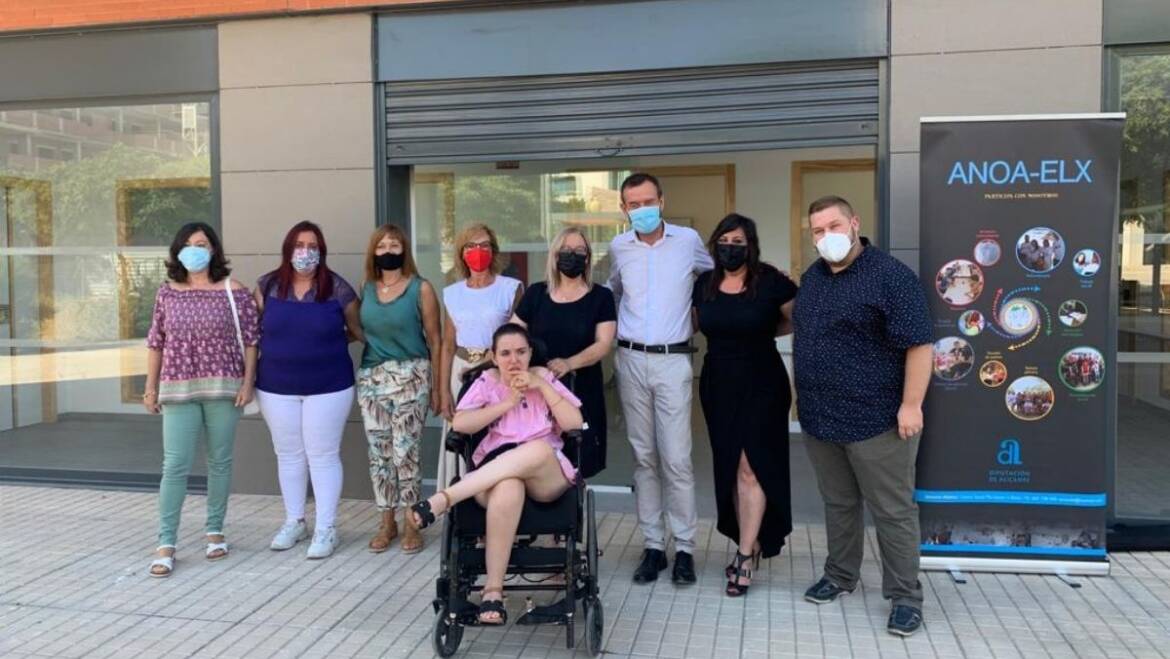 L’Ajuntament entrega les claus d’un local cedit a Anoa perquè continue desenvolupant activitats en favor de les persones amb discapacitat intel·lectual.