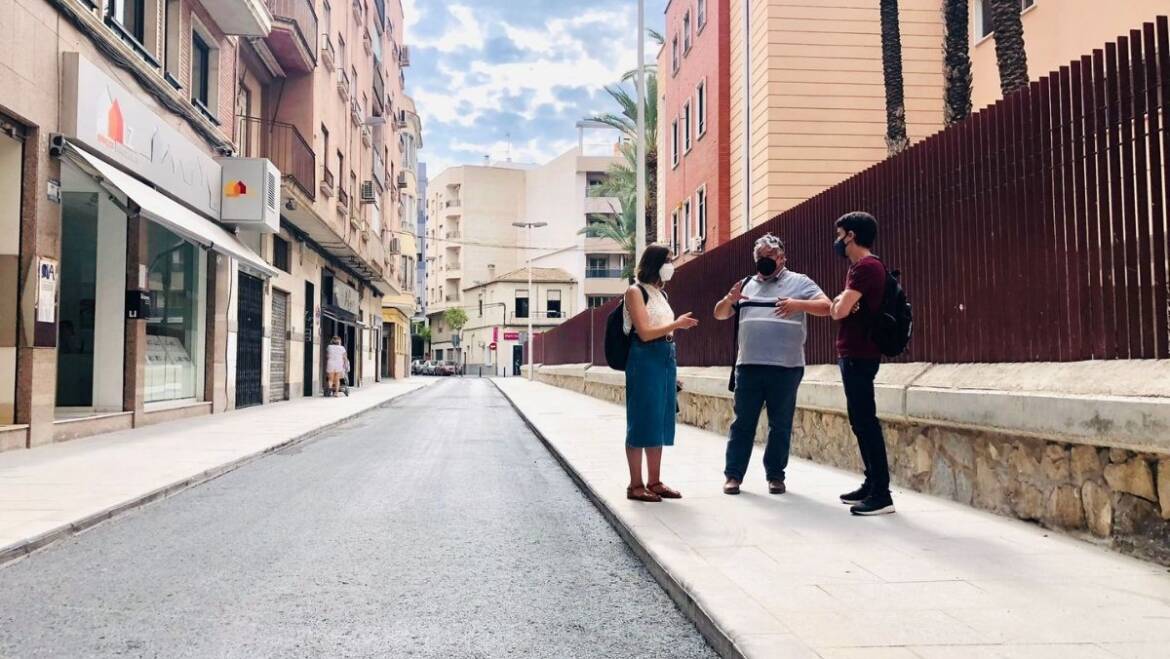 El carrer Sant Vicent obri al trànsit després de l’ampliació de la vorera