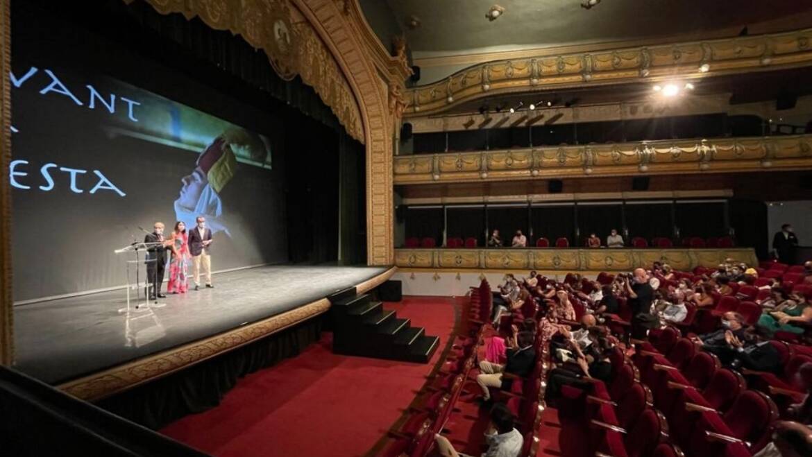 El Gran Teatre acull la projecció d’un emotiu documental que repassa quatre dècades d’història de la festa de Moros i Cristians