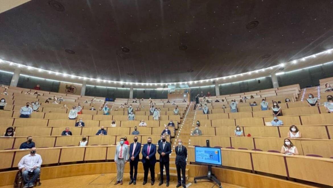 Més d’una trentena d’alumnes amb discapacitat intel·lectual es gradua per la Universitat Miguel Hernández en dos cursos de competències per a l’ocupació