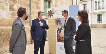 Carlos González visita la exposición sobre el Misteri d’Elx situada junto a les Corts Valencianes