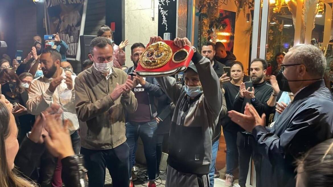 Más de medio millar de personas reciben en Torrellano al flamante campeón del mundo de boxeo Kiko Martínez