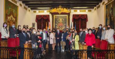 El Ayuntamiento de Elche acoge un emotivo Día de la Constitución con una cerrada ovación a la conferenciante y Ram d’Or Olga Fuentes