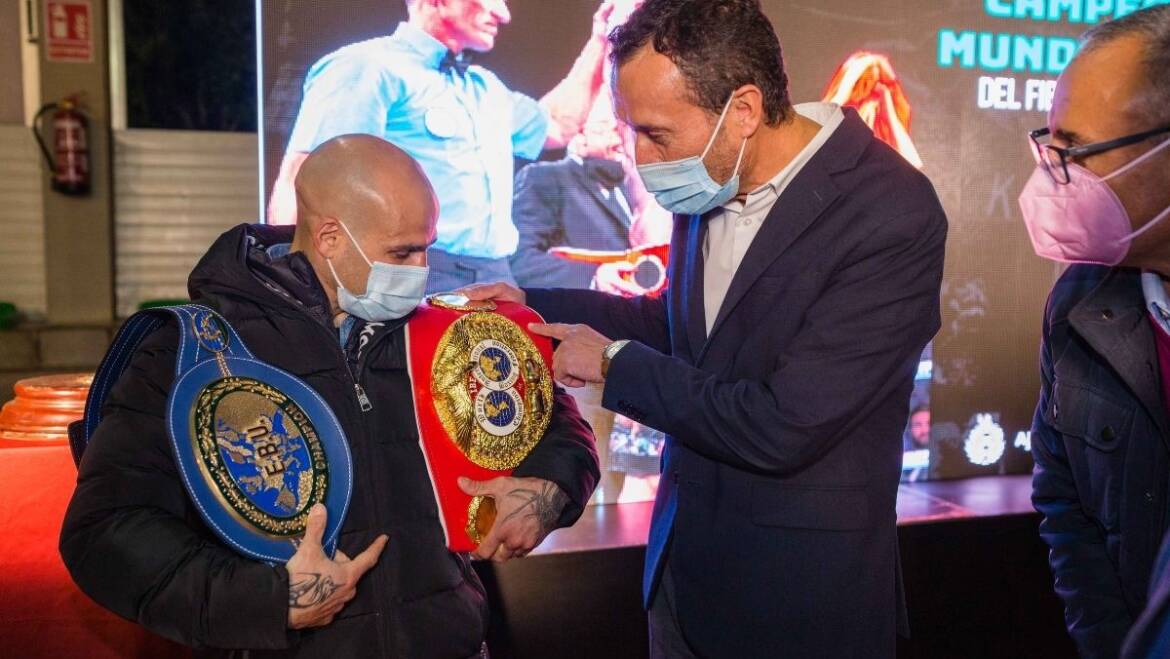 Elche ovaciona al boxeador Kiko Martínez “La Sensación”, campeón del mundo de peso pluma, en el homenaje celebrado en Torrellano