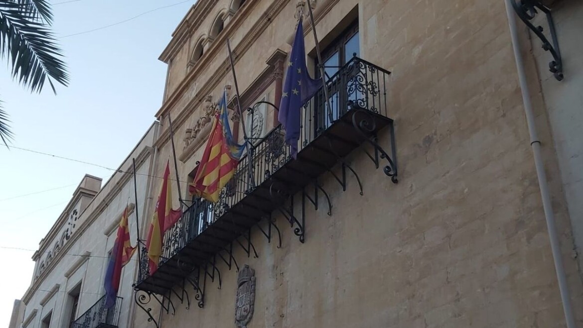 Las banderas del Ayuntamiento ilicitano se ponen a media asta por la tragedia de Moncada