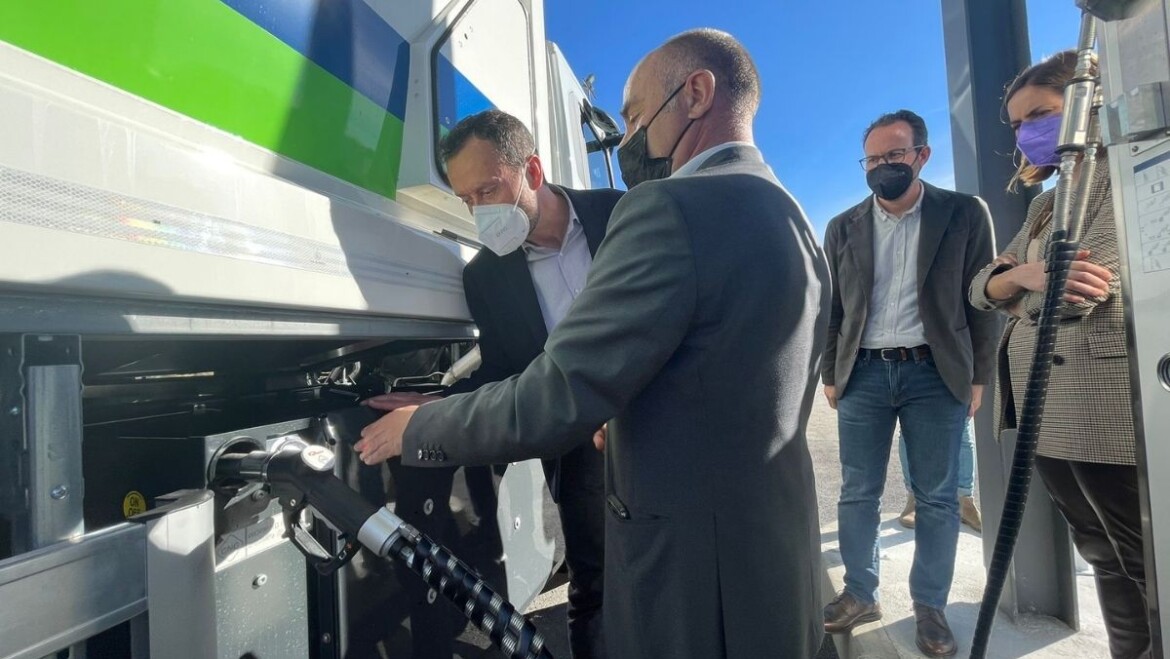 Limpieza pone en marcha la primera gasinera en Elche que abastecerá a 64 camiones propulsados a gas natural y ayudará a reducir un 80% las emisiones de la flota