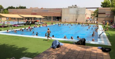 Cerca de 5.000 ilicitanos disfrutan de las piscinas municipales en el primer fin de semana de la temporada de baño