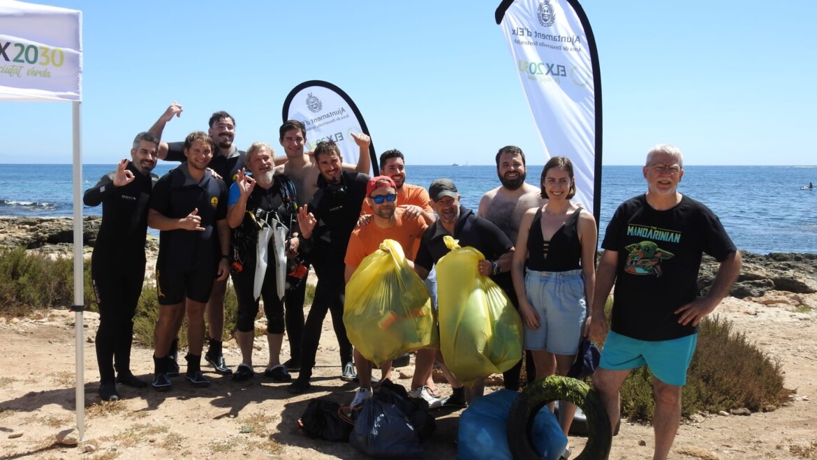 Recogen más de 25 kilos de basura en la limpieza organizada por Medio Ambiente en la Playa del Carabassí