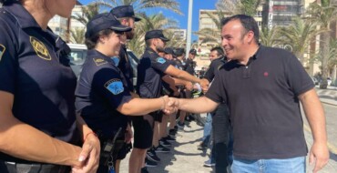 La nueva Unidad Turística formada por 40 agentes de la Policía Local velará por la seguridad de los usuarios en las playas de Elche durante la temporada estival