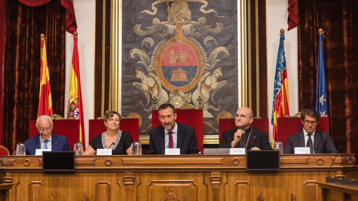 L’alcalde marca com a prioritats en la sessió anual del Patronat del Misteri la rehabilitació de Santa Maria i la millora del finançament per part de la Generalitat i de la Diputació