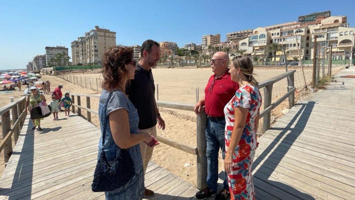 Costas inicia la regeneración ambiental de la parcela del hotel de Arenales del Sol con la reposición del campo dunar