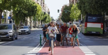 Movilidad presenta el nuevo carril bici de la avenida de Alicante que consolida el modelo de ciudad verde