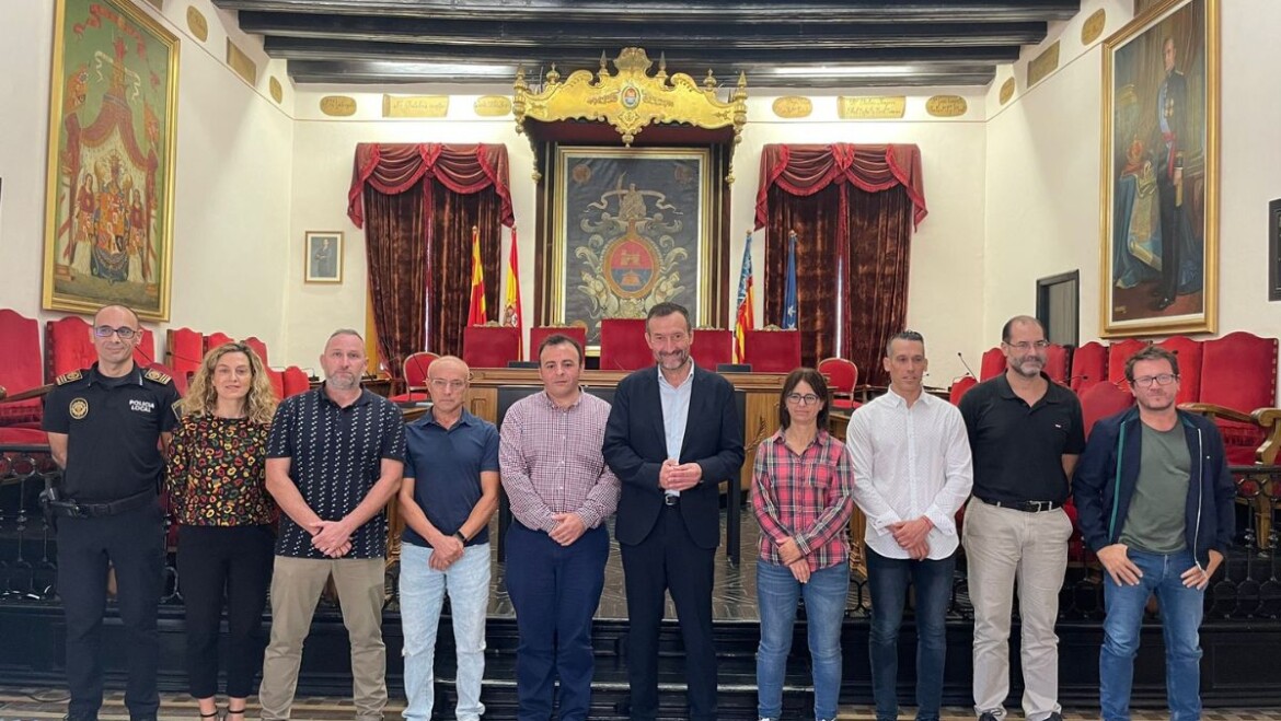 El Ayuntamiento de Elche y los sindicatos CC.OO, UGT, SI y CSIF firman un acuerdo para estabilizar el empleo temporal de larga duración en la administración pública