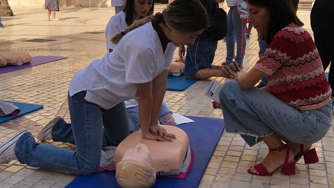 La Plaça de Baix acull tallers dirigits a la ciutadania sobre reanimació cardiopulmonar amb motiu del Dia Mundial de l’RCP