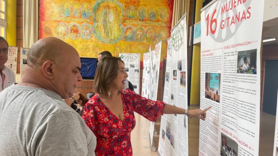 El Ayuntamiento lleva una exposición a seis institutos para que el alumnado rompa con los estereotipos sobre el pueblo gitano