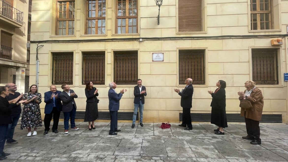 El Ayuntamiento de Elche rinde homenaje con una plaza a la cineasta Gudie Lawaetz por su contribución a la difusión del Misteri por todo el mundo