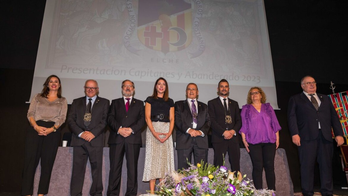 Los Moros y Cristianos de Elche ponen rumbo a las fiestas de 2023 con la presentación de sus cargos en el Centro de Congresos