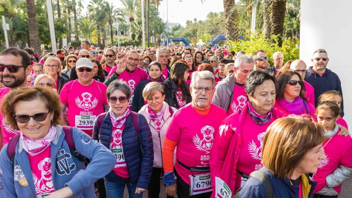 Más de 8.000 personas tiñen de rosa las calles de Elche en la XVIII carrera contra el cáncer de mama