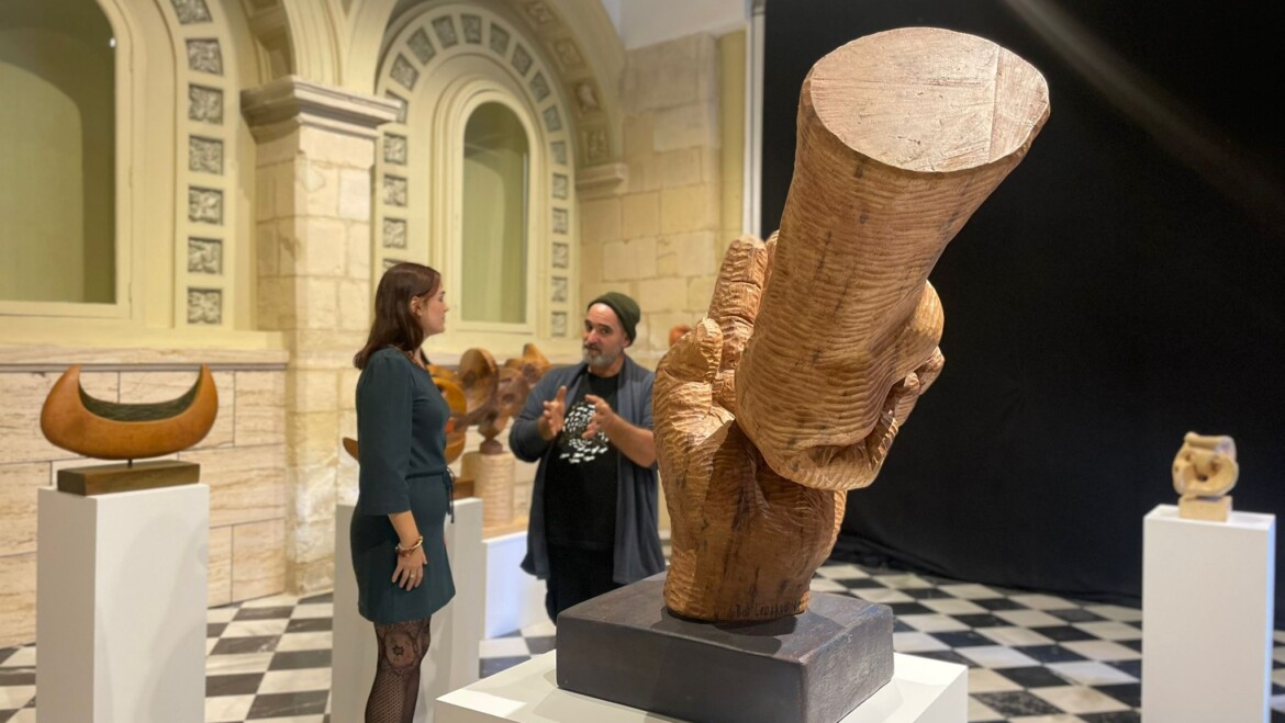 Les Clarisses acull 15 obres realitzades amb troncs de palmera de l’escultor peruà Roy Ledgard en memòria de l’artista