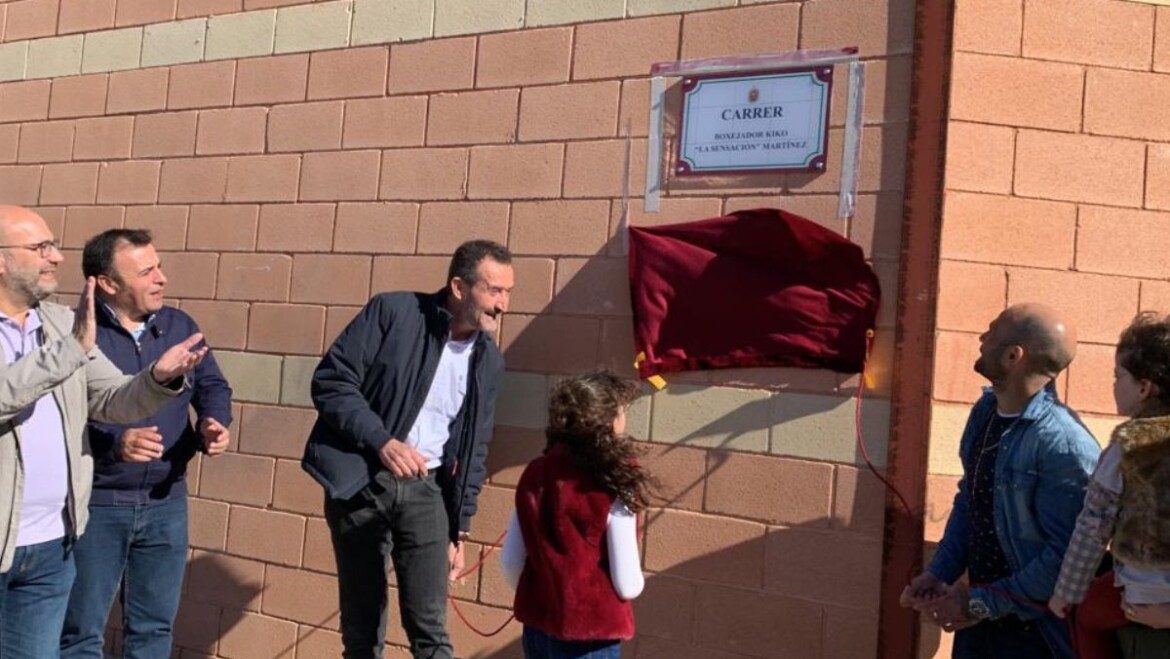 Emotiva inauguración de una calle en Torrellano en homenaje al campeón de boxeo Kiko Martínez “La Sensación”