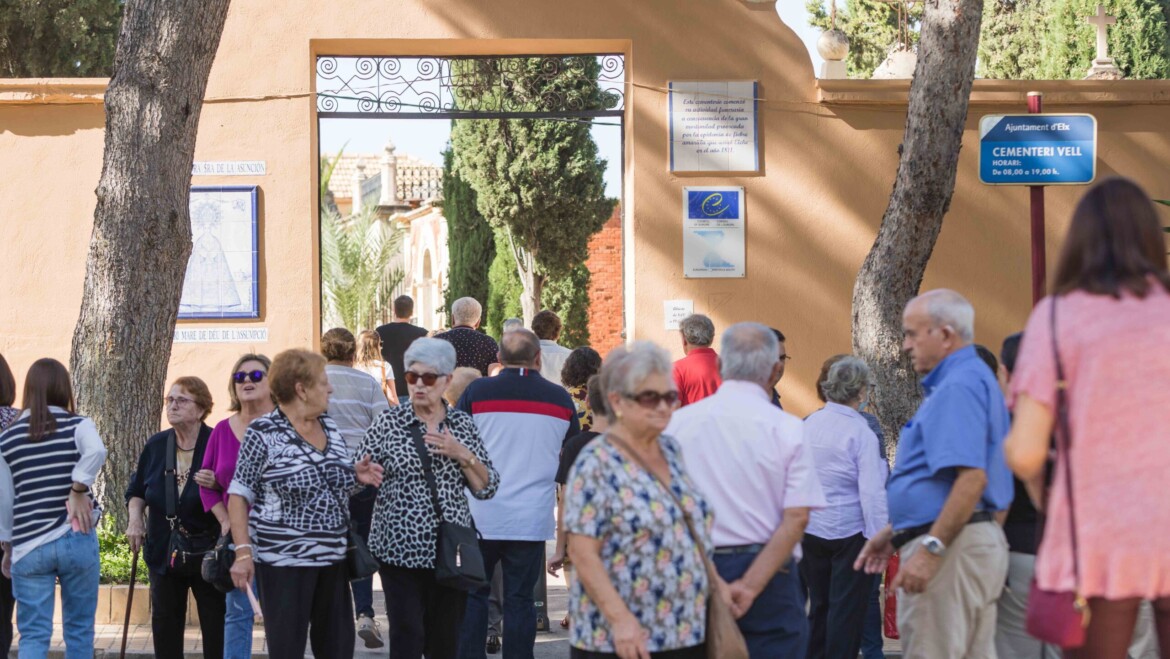 Cerca de 30.000 personas visitan los  cementerios con motivo de Todos Los Santos
