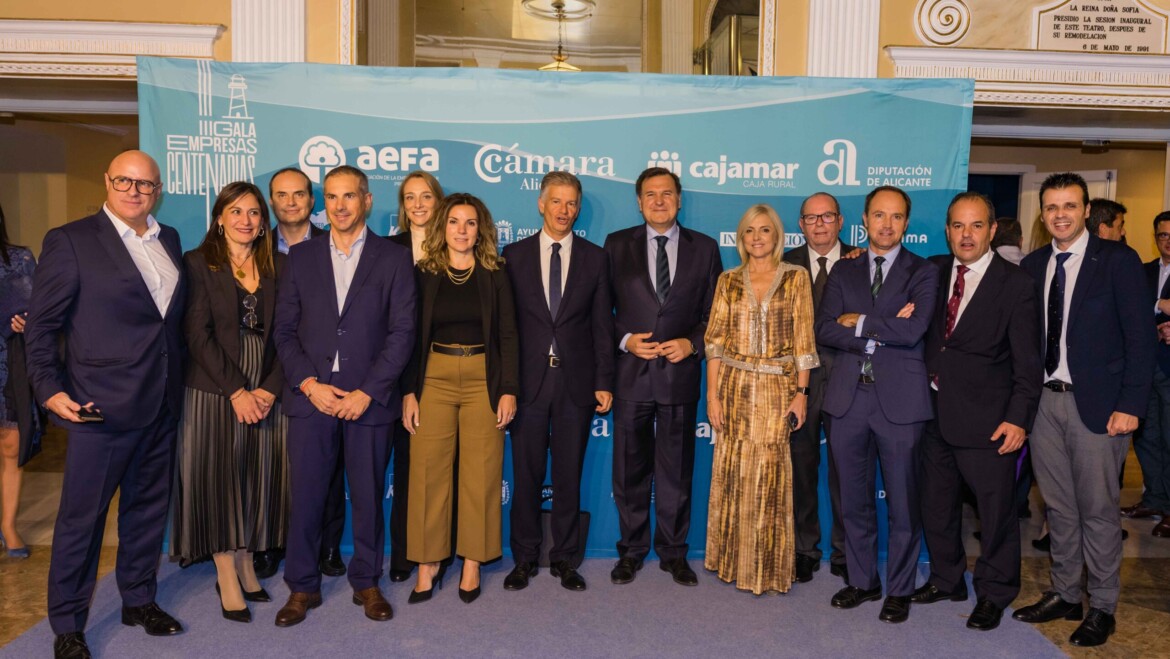 El Ayuntamiento apoya a El Tendre en los Premios de la Cámara a empresas centenarias