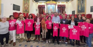 AMACMEC entrega al alcalde y a miembros del Equipo de Gobierno el dorsal y la camiseta de la XVIII Carrera contra el cáncer de mama