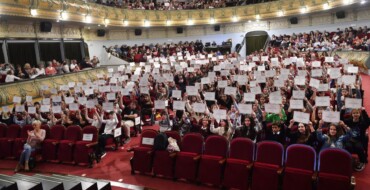 Cerca de 400 alumnos de Primaria de toda la provincia reciben en el Gran Teatro el Premio Extraordinario al Rendimiento Académico de la Conselleria de Educación