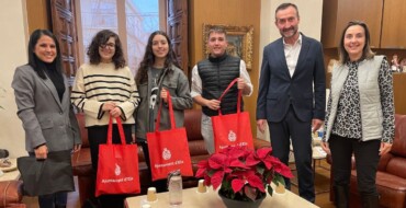 L’alcalde i l’edil d’Educació reben els alumnes de l’IES Carrús que han participat en el concurs ‘Saber y ganar’ que presenta Jordi Hurtado