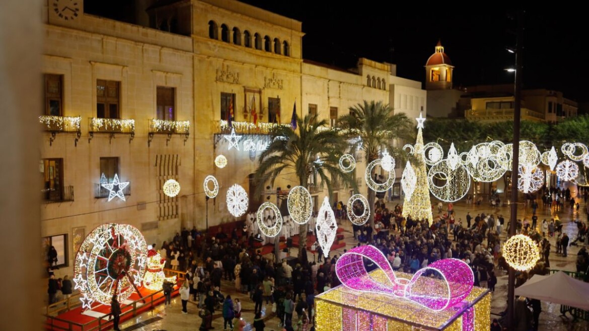 Elx dona la benvinguda al Nadal amb quasi un 33% més d’inversió en il·luminació decorativa en barris i pedanies respecte a l’any passat